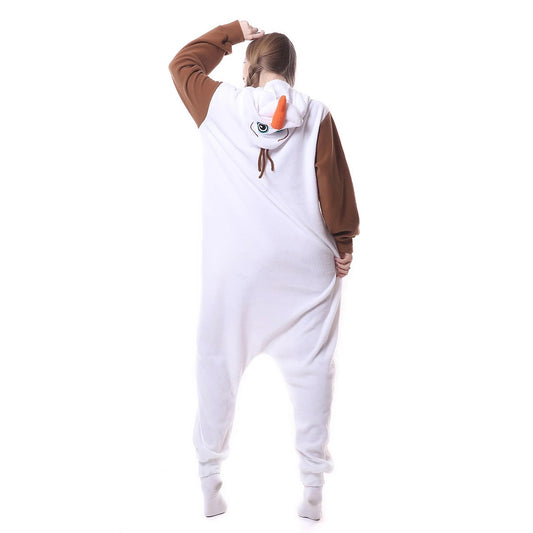 femme portant un pyjama kigurumi Olaf