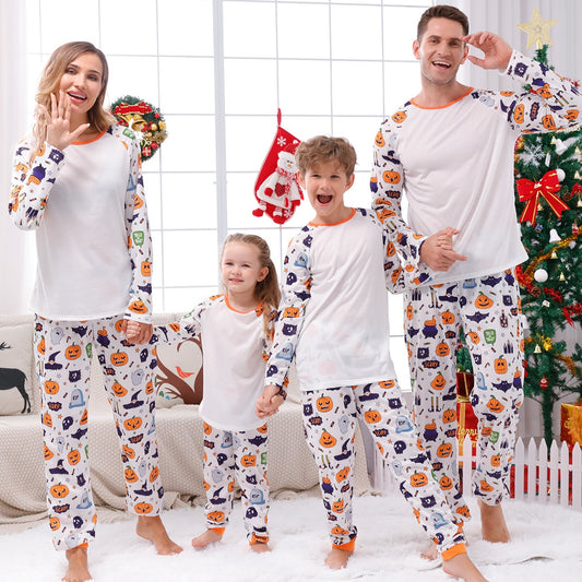 famille portant un pyjama d'halloween identique pour tous avec tee-shirt blanc avec des manches à motifs d'halloween et un pantalon blanc à motifs identiques