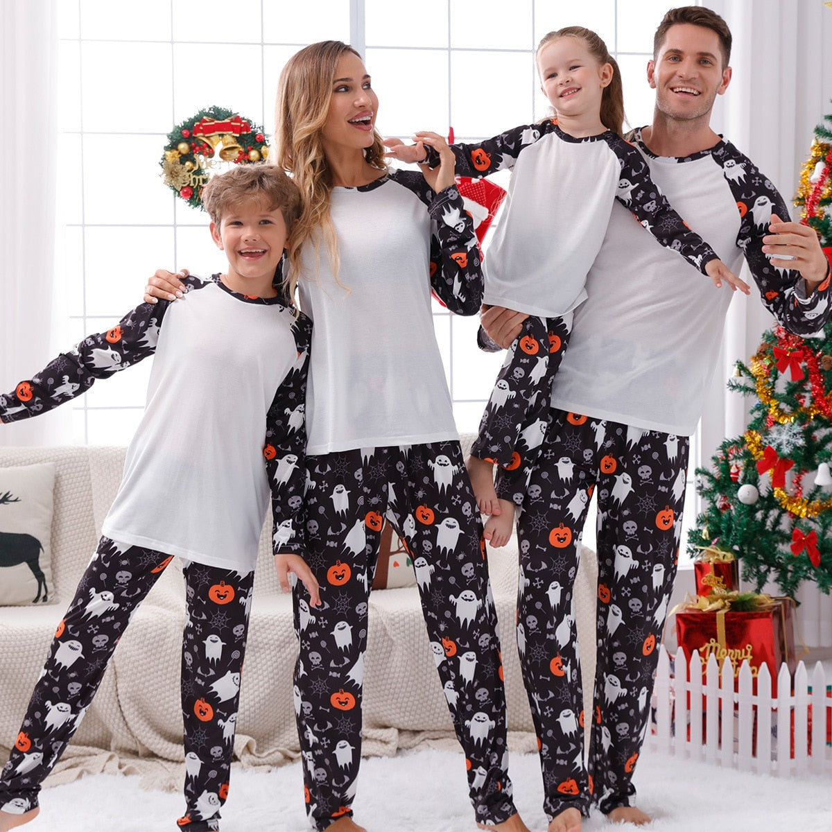 famille portant un ensemble pyjama halloween blanc et noir avec des motifs de citrouilles et fantômes 