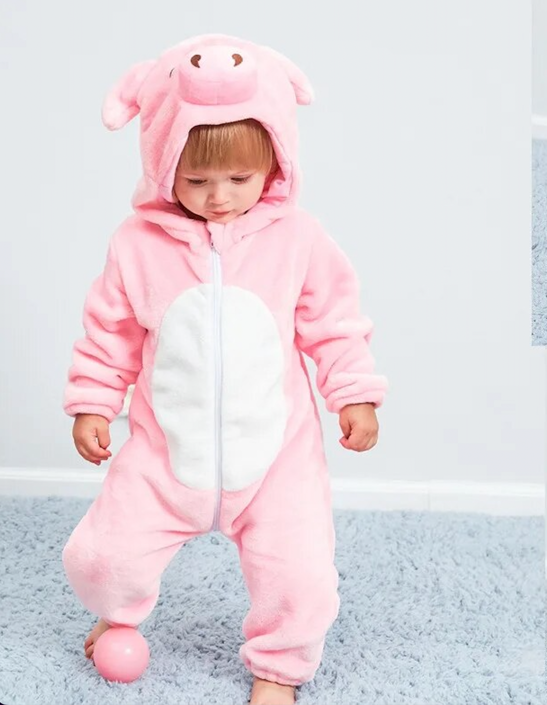 bébé debout portant un pyjama combinaison kigurumi de cochon 