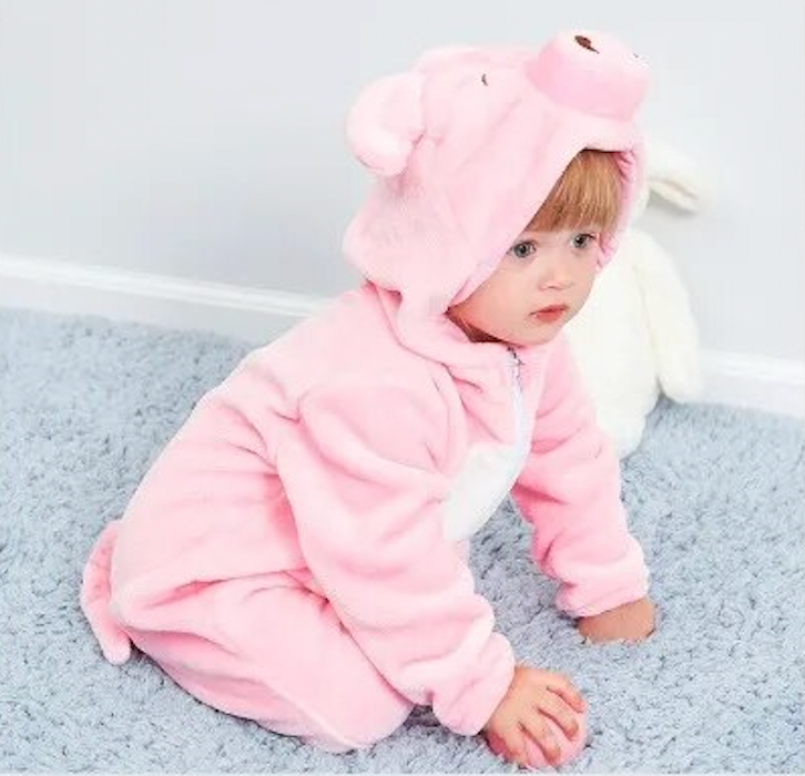 bébé portant un pyjama combinaison kigurumi de cochon 