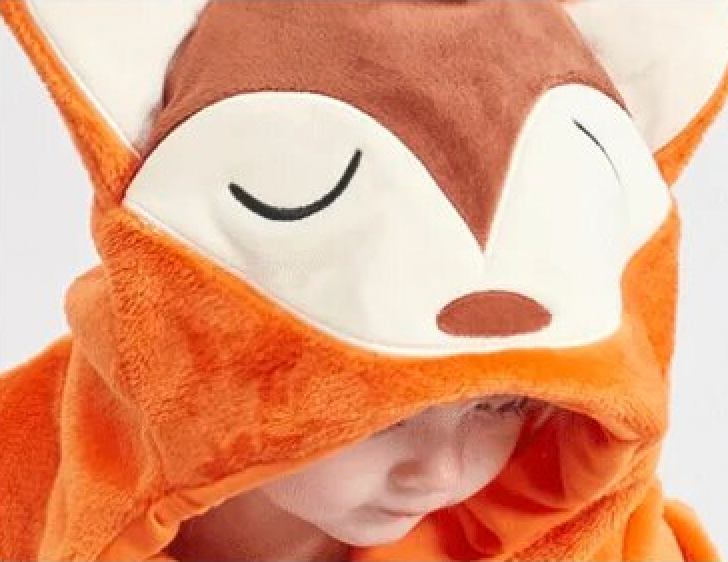 zoom sur la tête d'un bébé portant un pyjama kigurumi de renard 