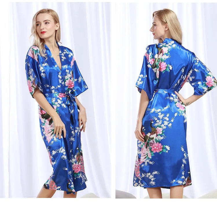 2 photos d'une femme portant un pyjama kimono en satin bleu royal à motifs floraux et de paon