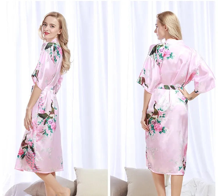 2 photos d'une femme portant un pyjama kimono en satin rose à motifs floraux et de paon