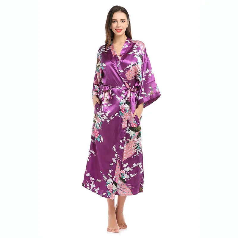  photo d'une femme portant un pyjama kimono en satin violet à motifs floraux et de paon