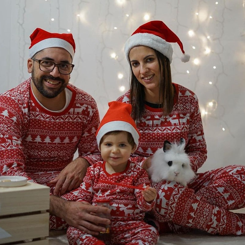 famille de 3 en pyjama de noel avec leur lapin