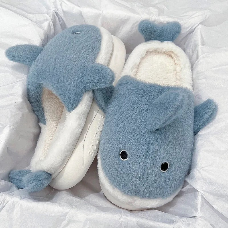 pantoufles peluche requin bleu ouverte sur l'arrière