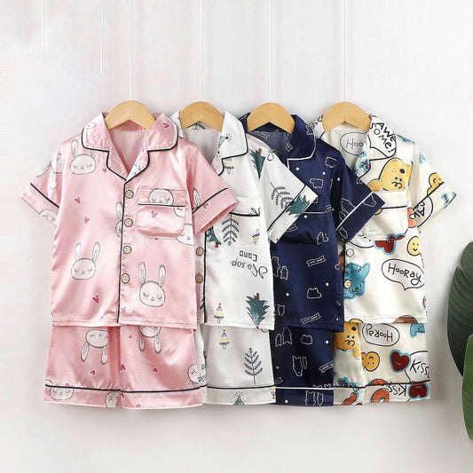 ensemble pyjama enfant sur fond blanc à motifs