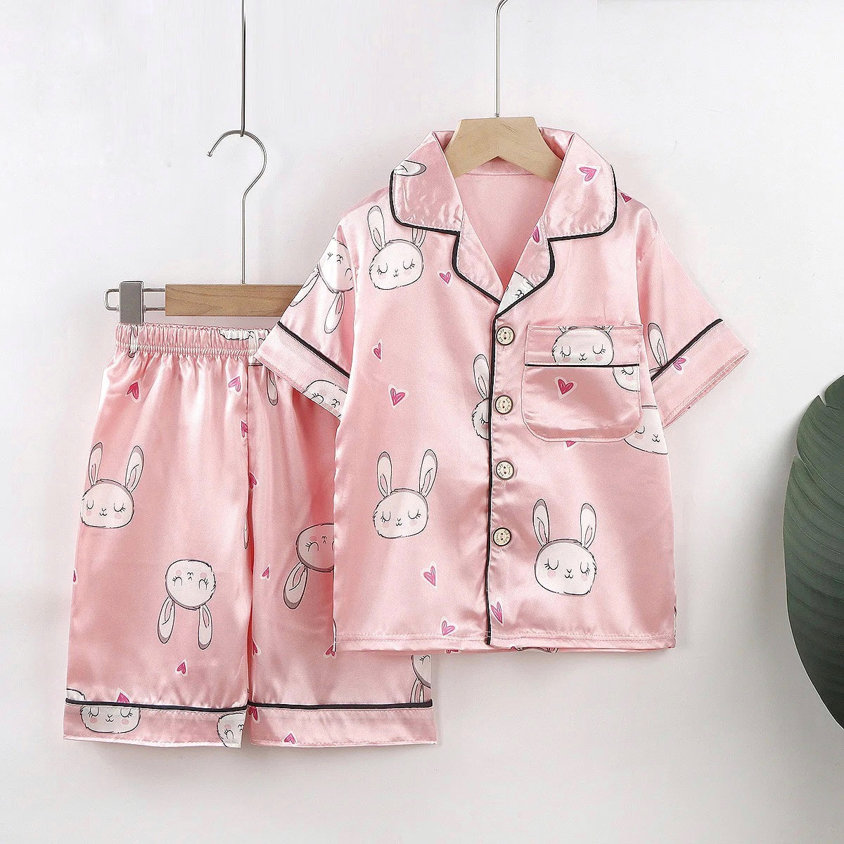 ensemble pyjama enfant sur fond blanc à motifs lapins et coeurs