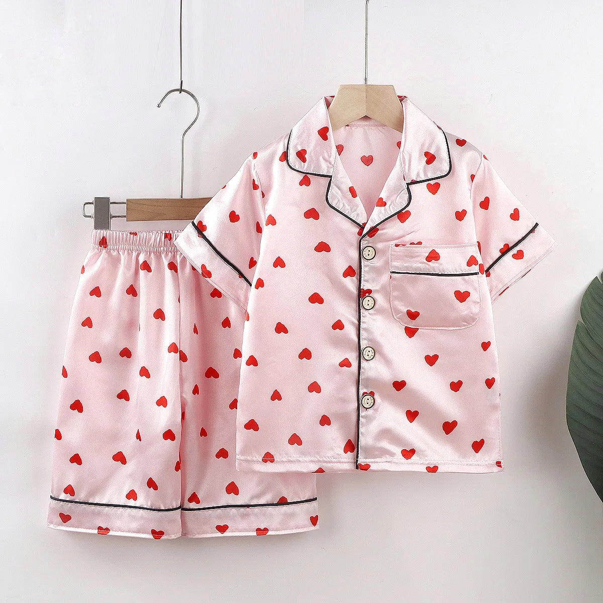 ensemble pyjama enfant sur fond blanc à motifs coeurs rouges