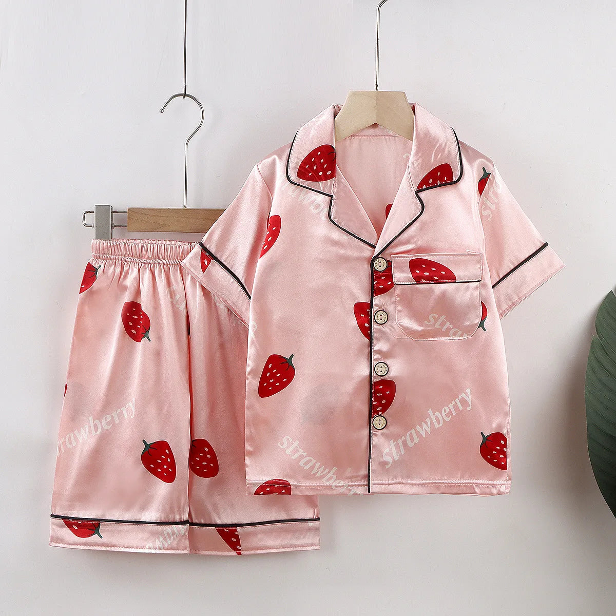 ensemble pyjama enfant sur fond blanc à motifs fraises