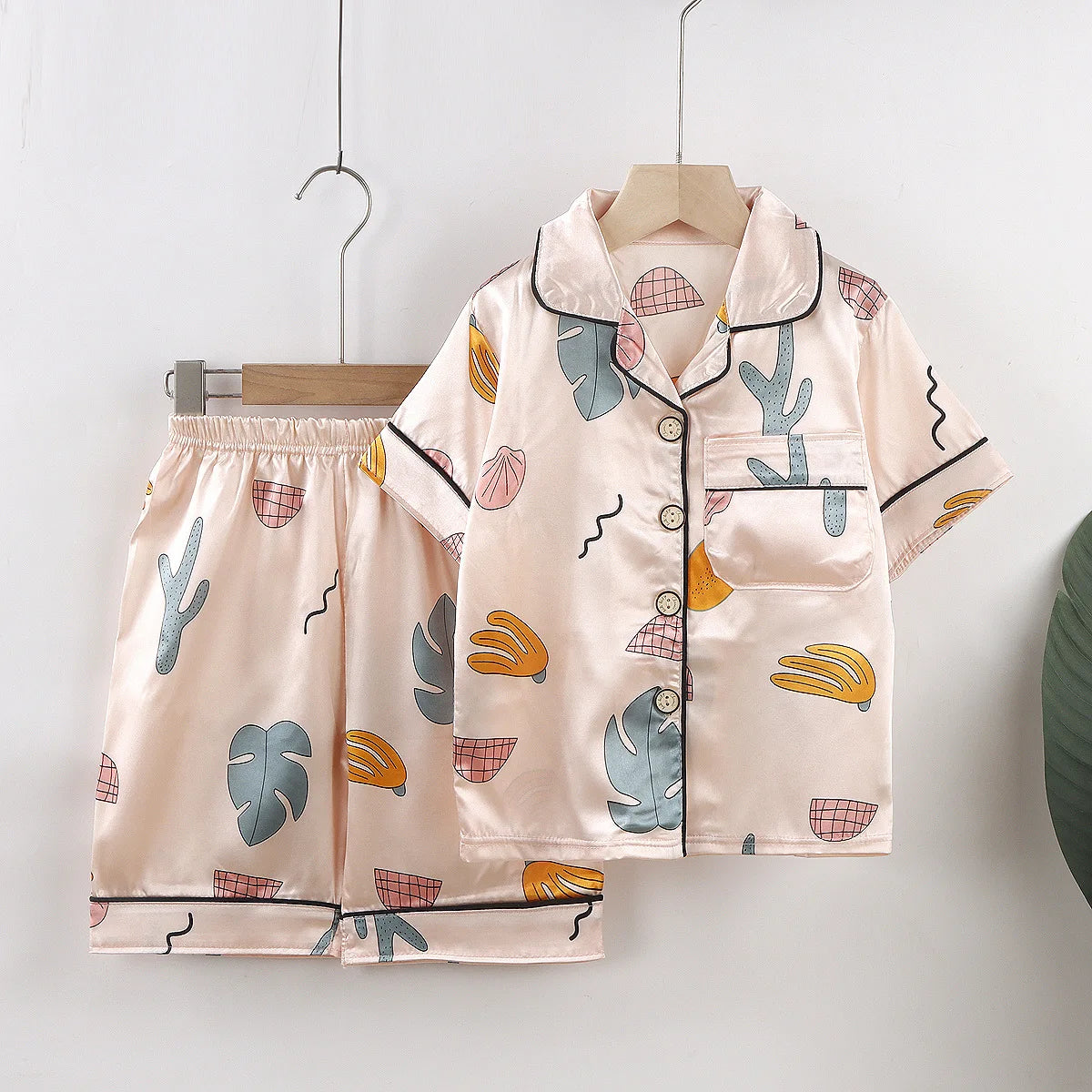 ensemble pyjama soyeux enfant sur fond blanc à motifs