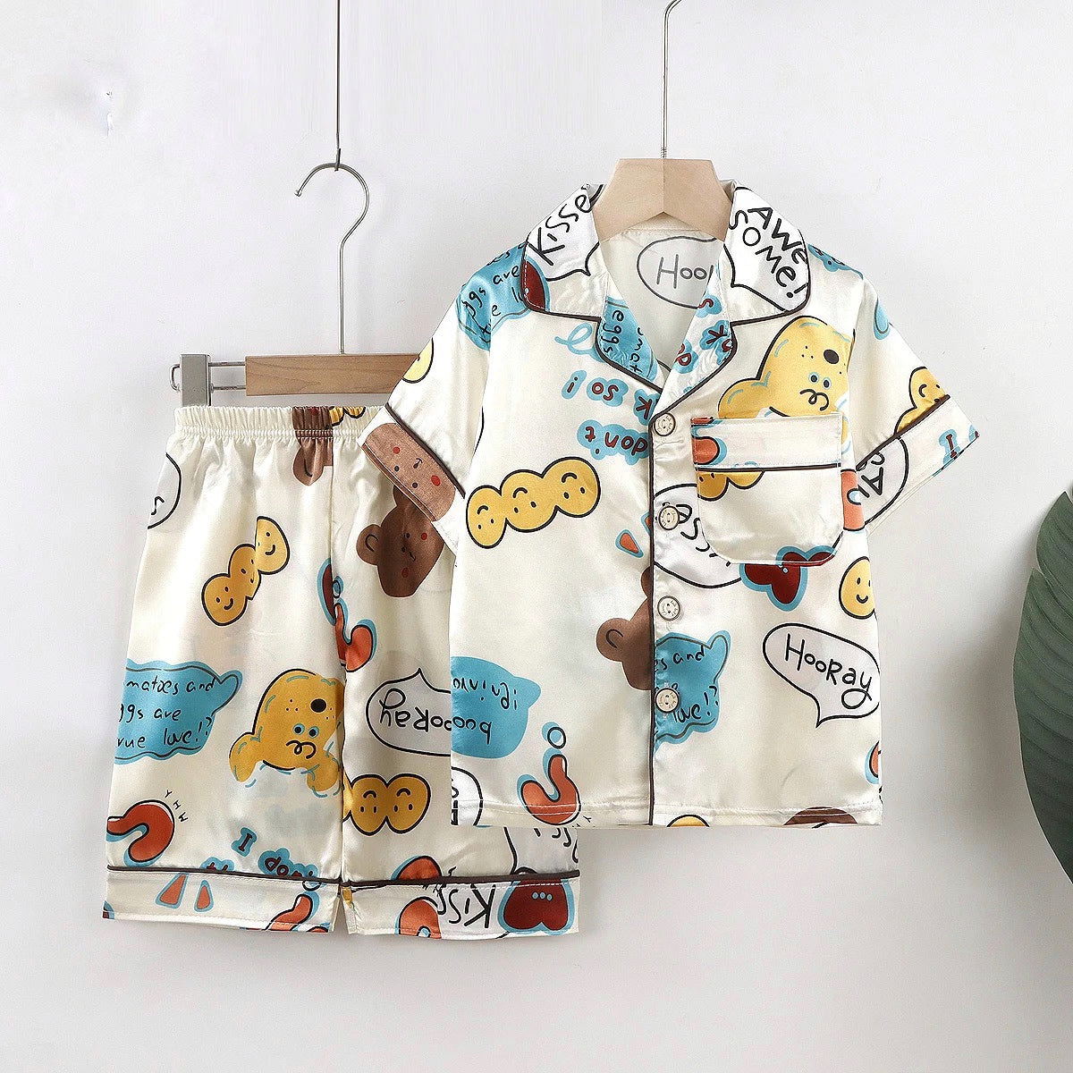 ensemble pyjama enfant sur fond blanc à motifs animés