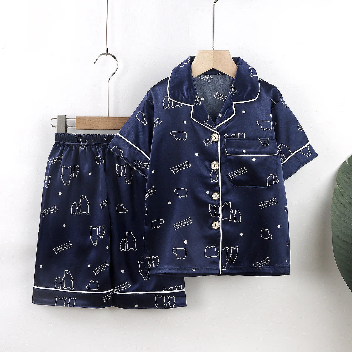 ensemble pyjama enfant bleu sur fond blanc à motifs ours