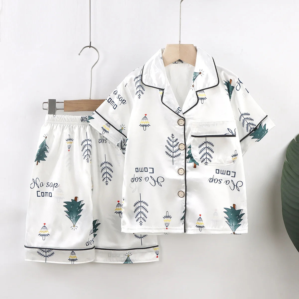 ensemble pyjama enfant sur fond blanc à motifs sapins