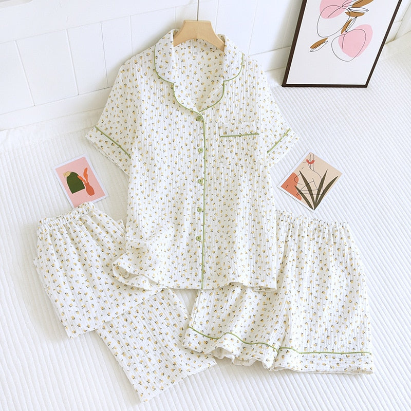 ensemble pyjama 3 pièces pour femme à motifs petites fleurs sur fond blanc