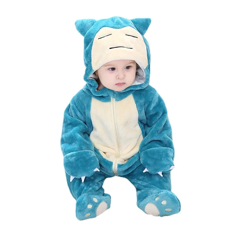 photo d'un bébé portant un pyjama kigurumi inspiration ronflex sur fond blanc