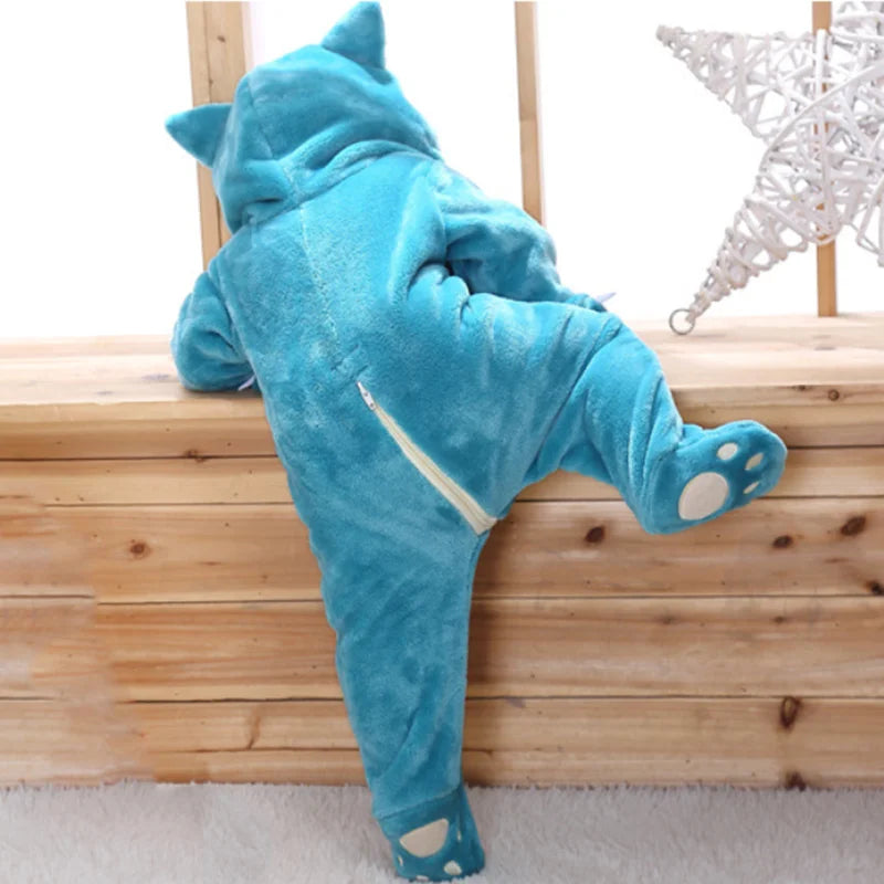 photo d'un bébé portant un pyjama kigurumi inspiration ronflex de dos