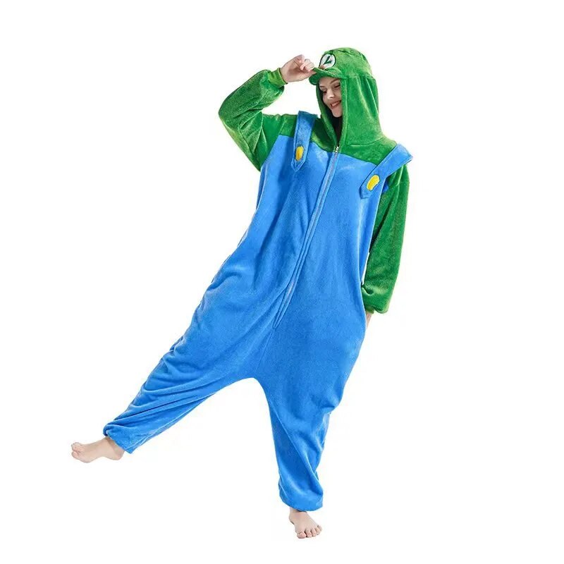 une adulte qui porte une combinaison pyjama inspiration luigi