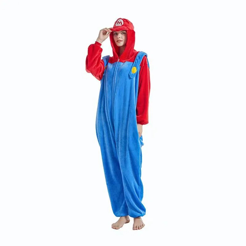 une adulte qui porte une combinaison pyjama inspiration mario