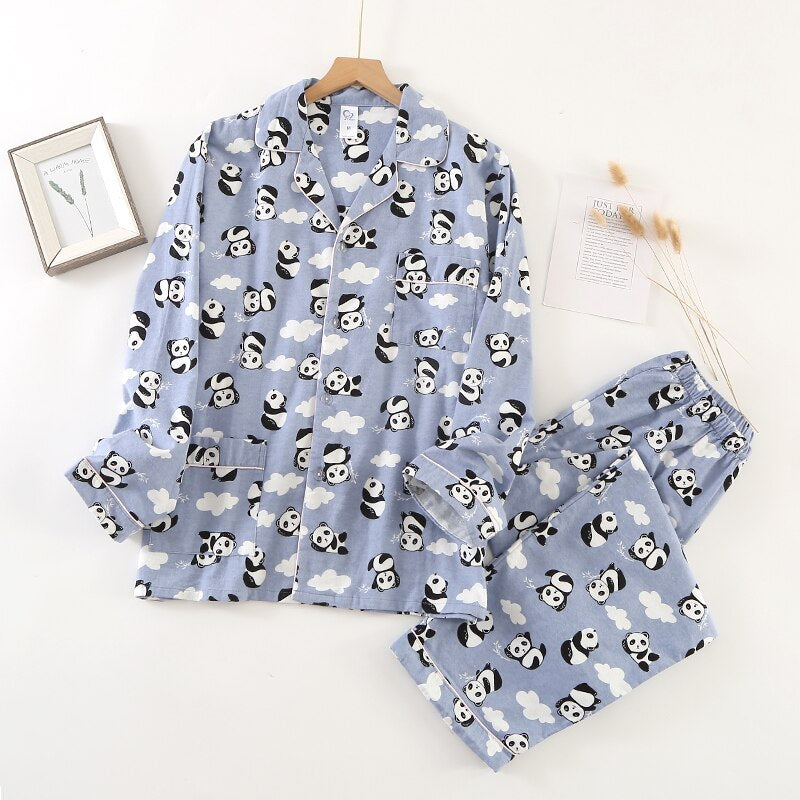 ensemble pyjama à motifs panda sur fond blanc