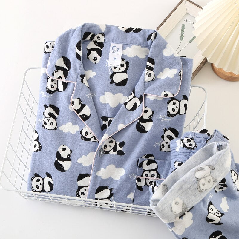 ensemble pyjama à motifs panda sur fond blanc plié