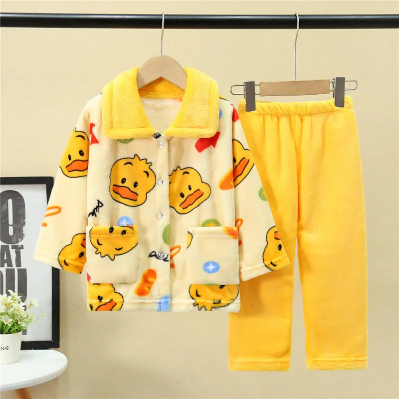 pyjama motif poussin jaune sur cintre pour enfants