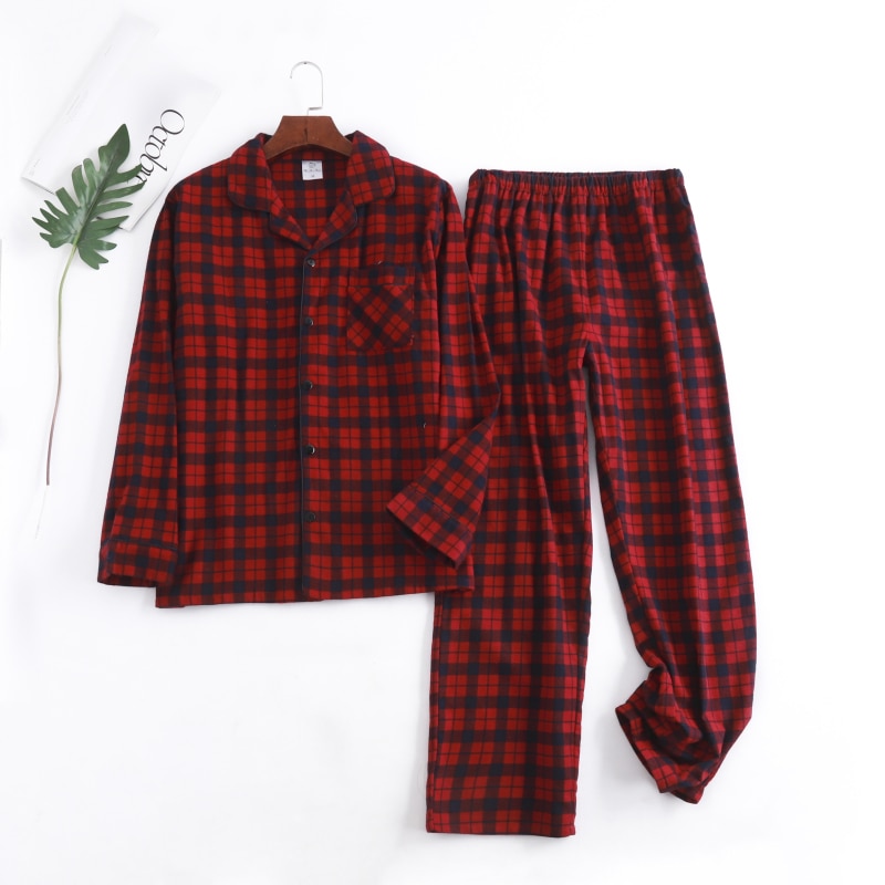 ensemble pyjama à carreaux sur fond blanc de couleur rouge et marron