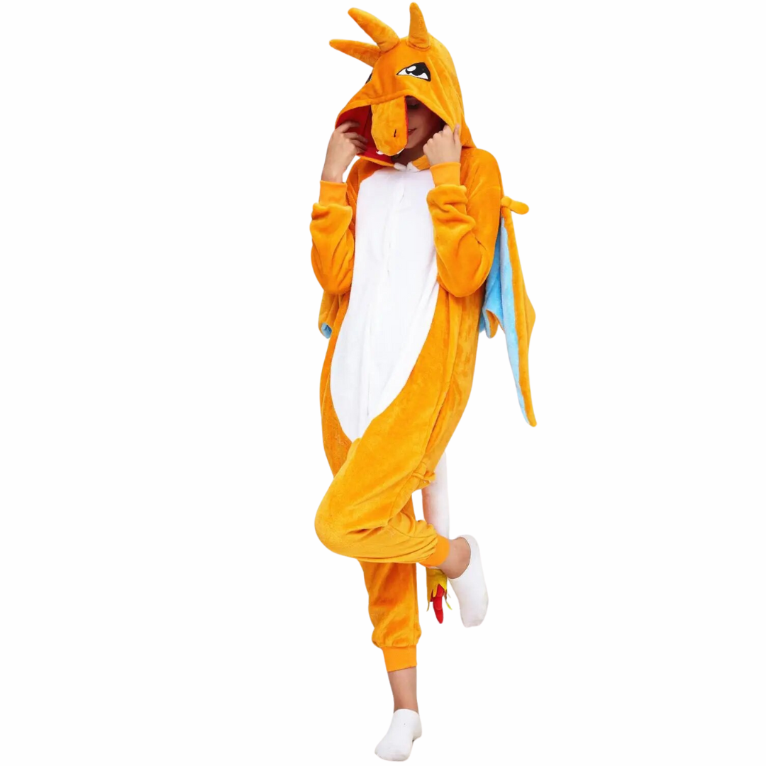 femme qui porte une combinaison pyjama dragon sur fond blanc de face avec capuche