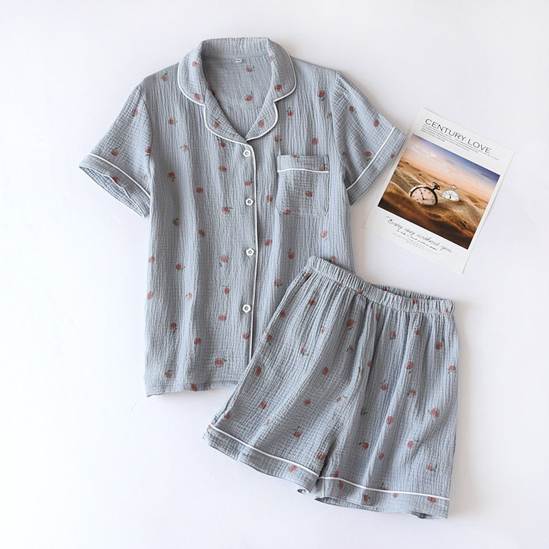 pyjama bleu avec motif pêche sur fond blanc