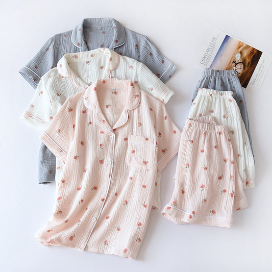 Trois pyjamas avec motifs pêche sur fond blanc