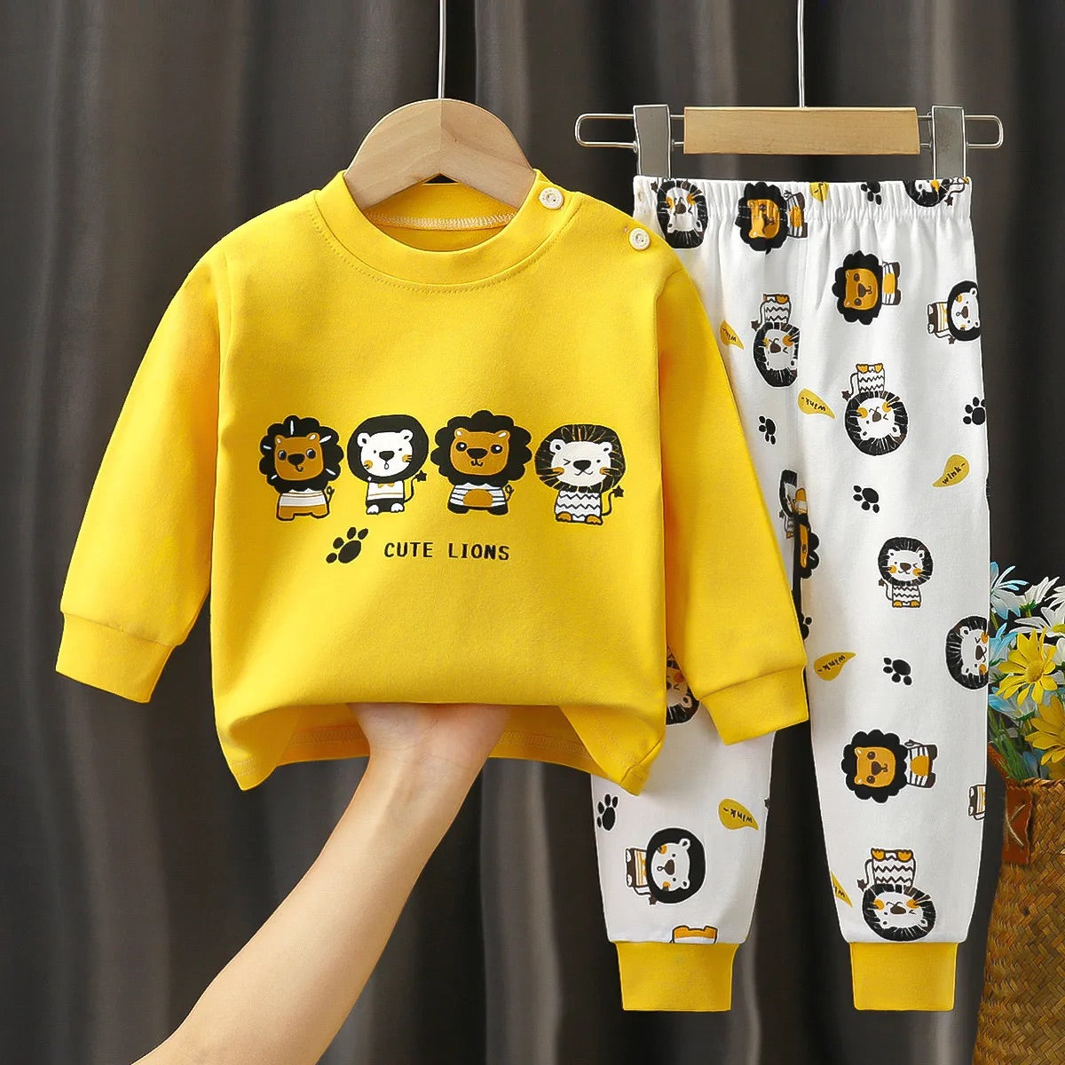 pyjama jaune et blanc d'enfant à motif de lions