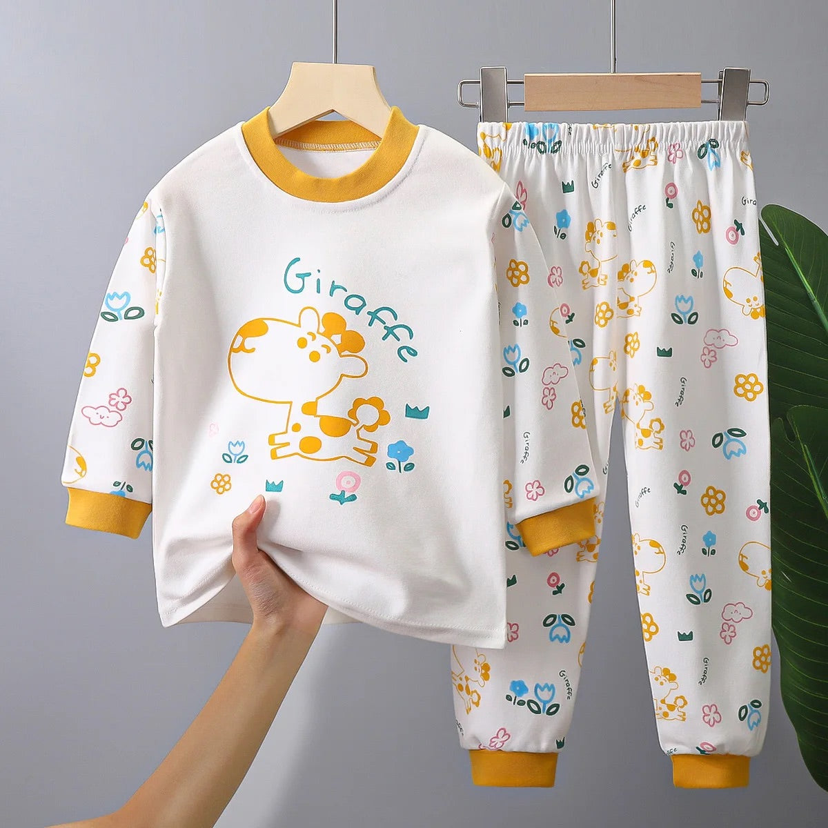 pyjama jaune et blanc à motifs de girafe