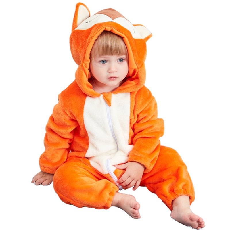 bébé portant un pyjama kigurumi de renard 