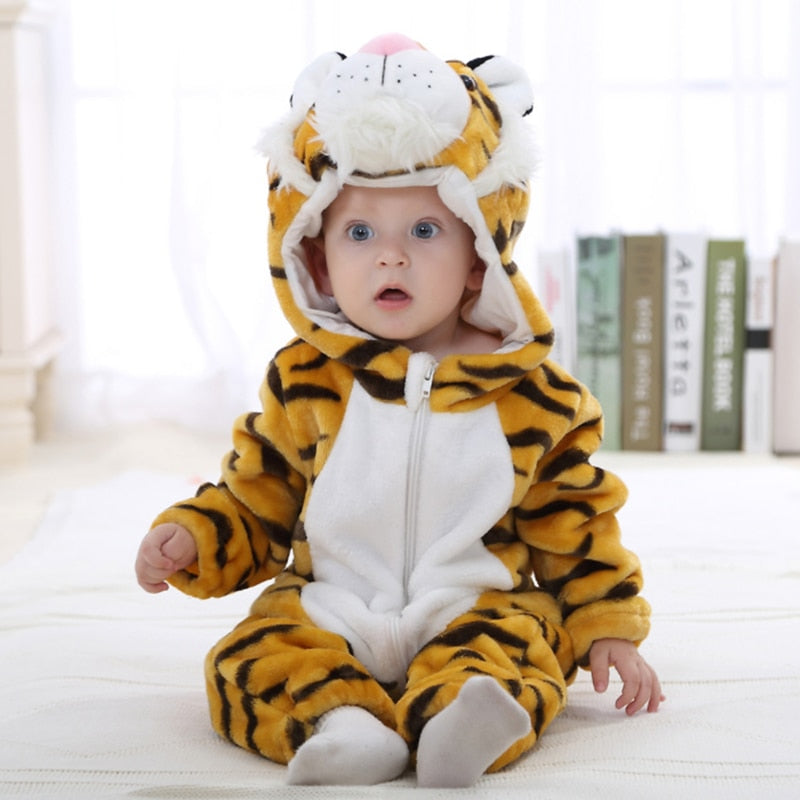 bébé portant un pyjama kigurumi tigre avec le ventre blanc 