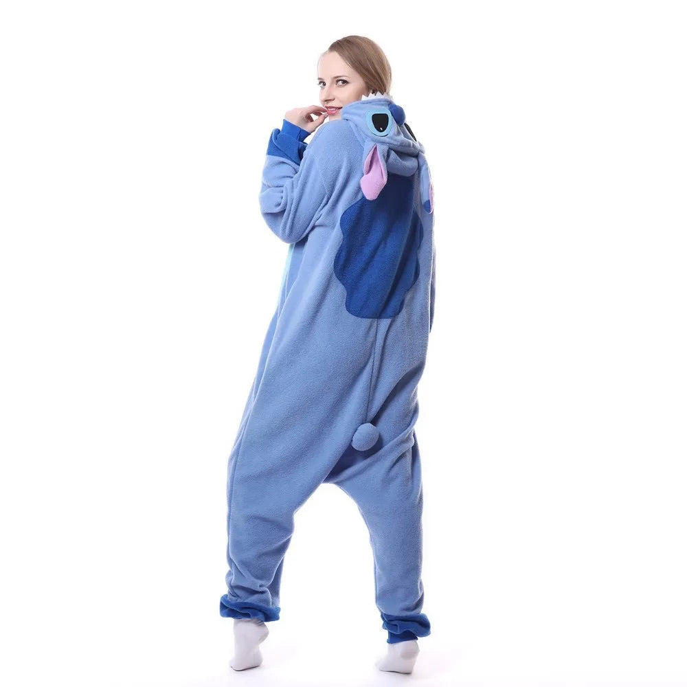 femme portant un pyjama kigurumi de stitch