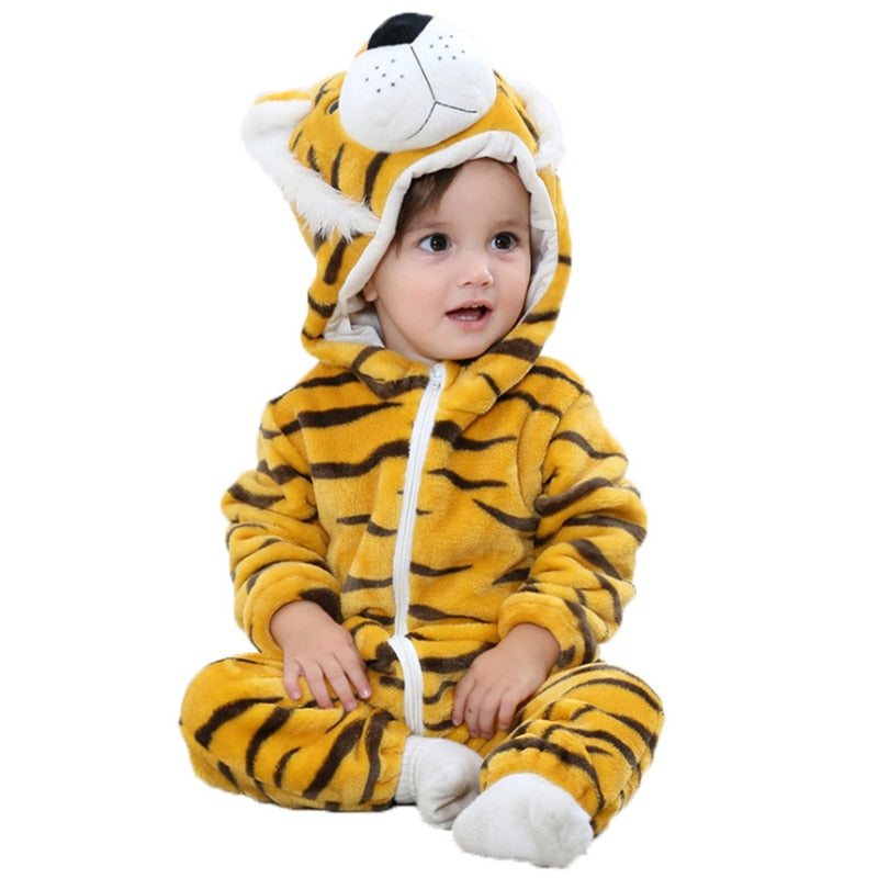 bébé portant un pyjama kigurumi tigre