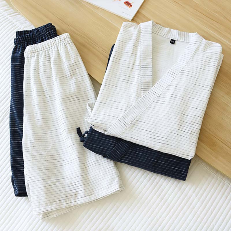 2 pyjamas kimono pour homme pliés, de couleur bleu et blanc 