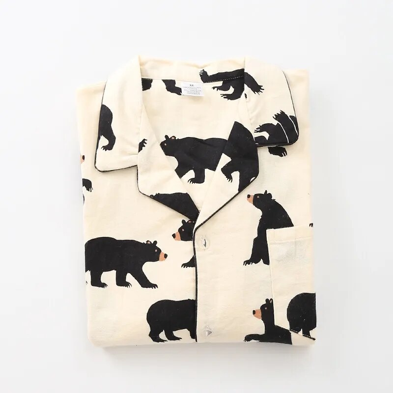 haut de pyjama à motifs d'ours plié