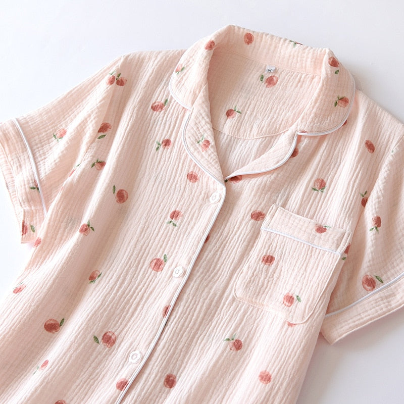 pyjama rose seulement le haut avec motif pêche sur fond blanc