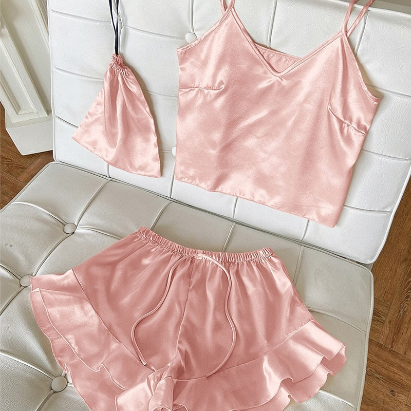 pyjama deux pièces short et t-shirt pour femme rose sur un canapé blanc