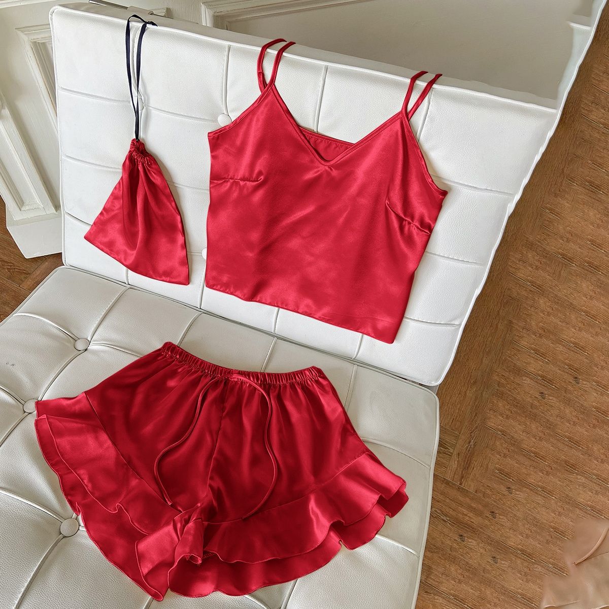 pyjama deux pièces short et t-shirt pour femme rouge sur un canapé blanc