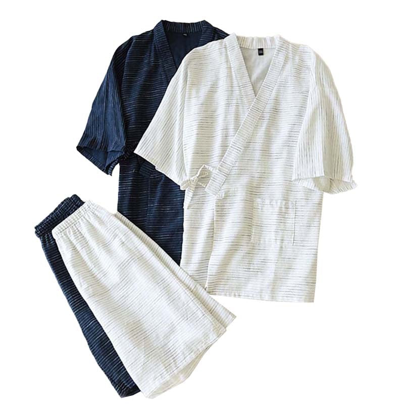  2 pyjamas kimono pour homme de couleurs bleu et blanc composé d'un haut manches courtes et d'un short sur un fond blanc 