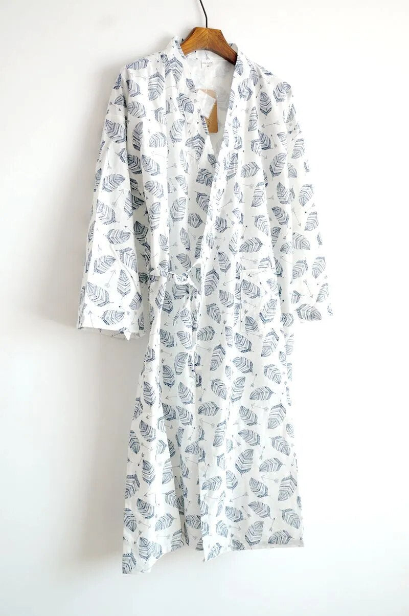 robe de chambre kimono blanc avec des motifs de feuille bleu