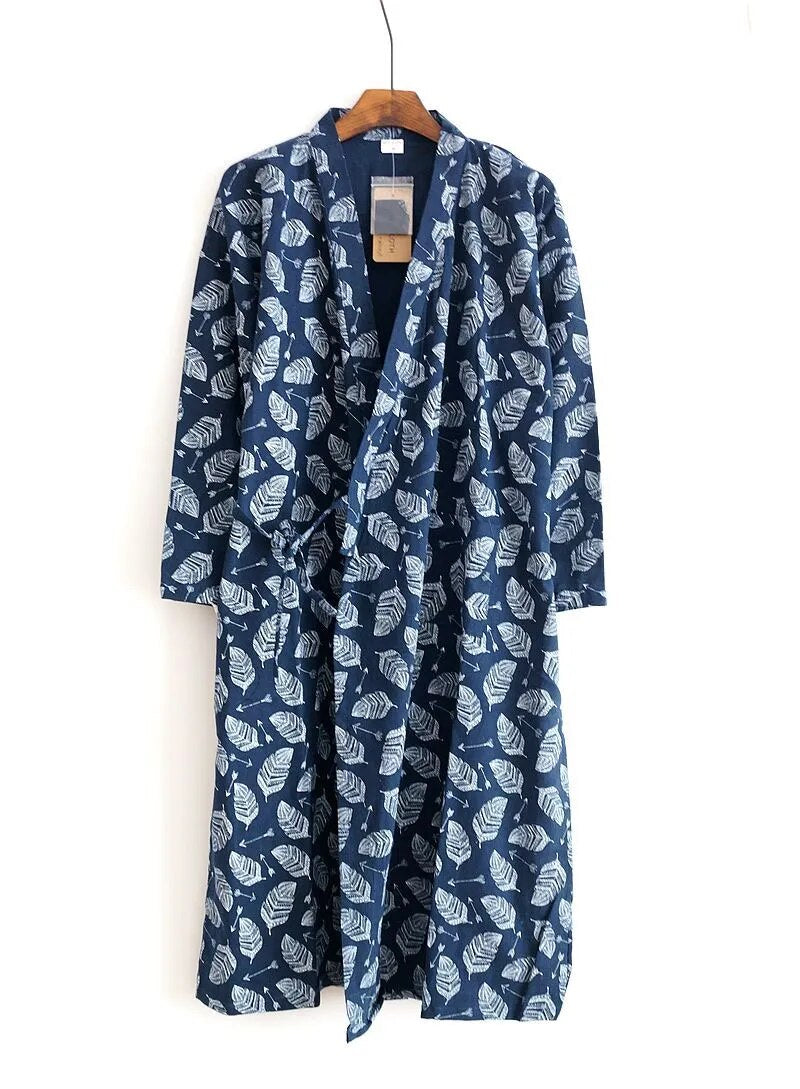 robe de chambre kimono bleu avec des motifs de feuille blanche 