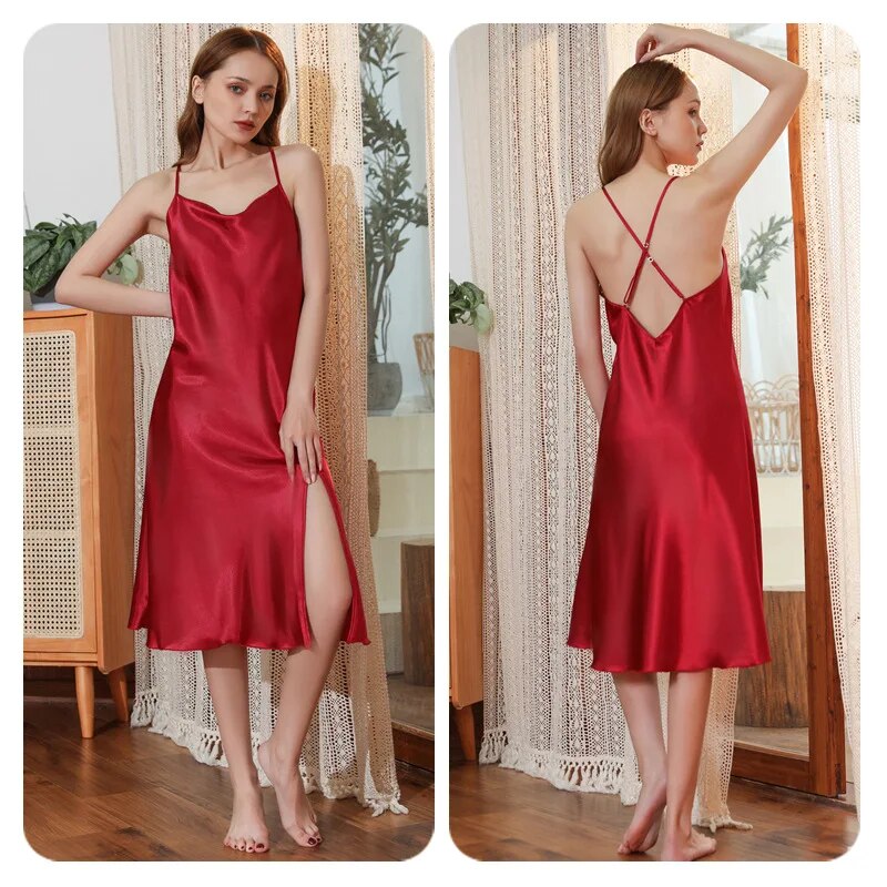 2 photos d'une femme portant une robe de nuit en satin rouge