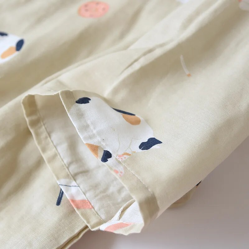 zoom sur la manche d'un pyjama kimono beige avec des motifs de chat