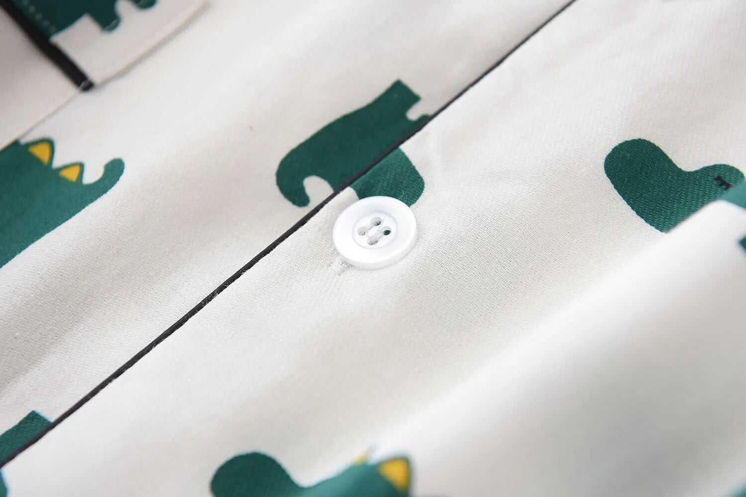 zoom sur le devant d'un pyjama à motifs de crocodile