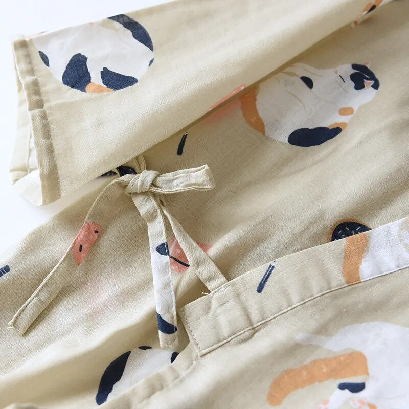 zoom sur un pyjama kimono beige avec des motifs de chat 